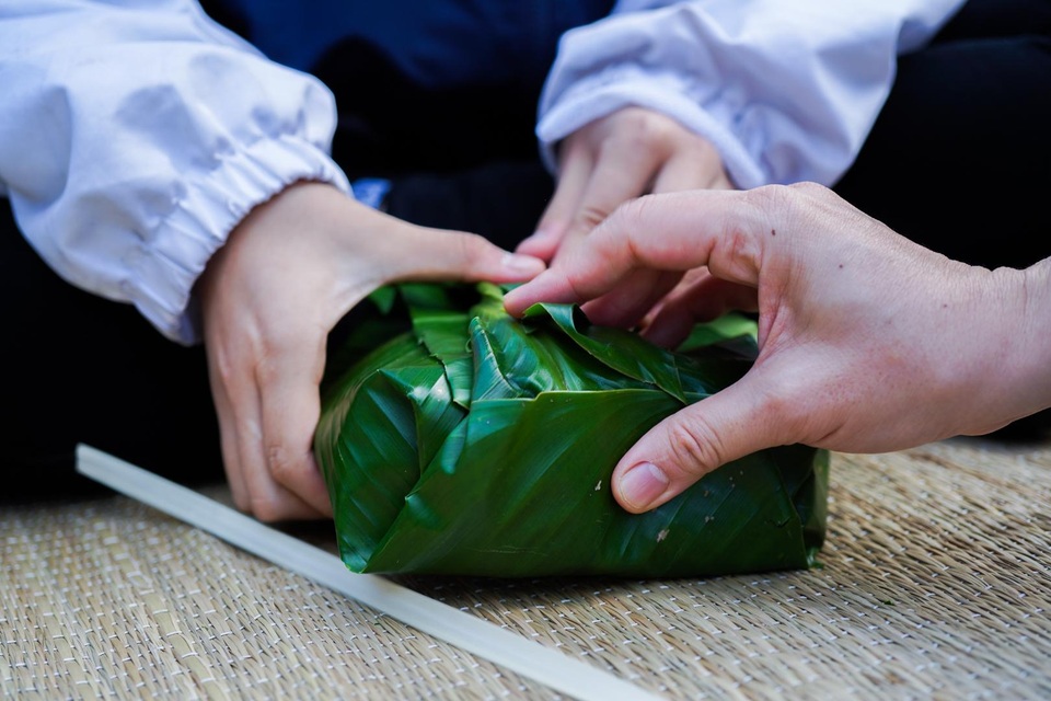 Học sinh trường Lương Thế Vinh gói 1.250 bánh chưng tặng người nghèo - 7 Học sinh trường Lương Thế Vinh gói 1.250 bánh chưng tặng người nghèo - 7