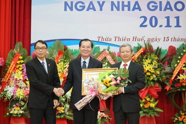 Tặng Huân chương Lao động Hạng Nhất đến nguyên Giám đốc Đại học Huế