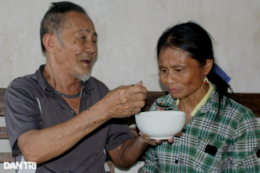 Gần 60 triệu đồng tiếp tục đến với người cha mù chăm con gái tâm thần - 1