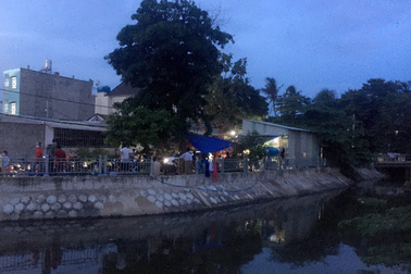 "Điếng người" phát hiện 2 anh em đuối nước thương tâm dưới kênh ở TPHCM