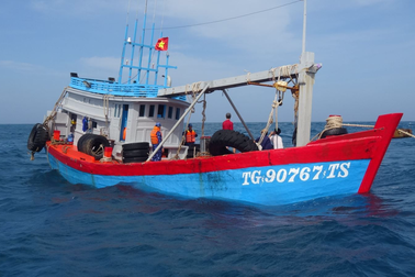 Cảnh sát biển vùng 4 liên tiếp bắt giữ tàu vận chuyển dầu DO trái phép
