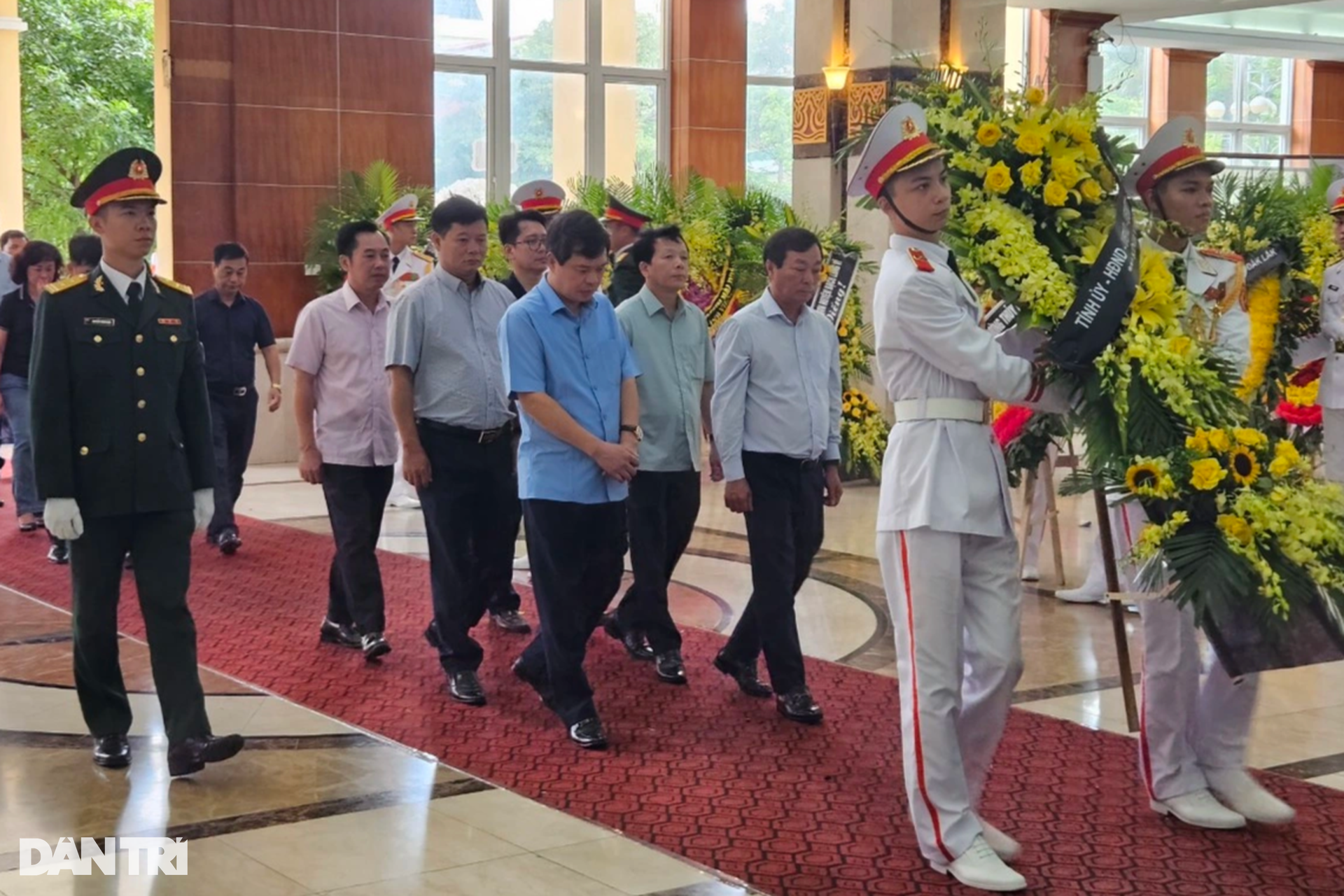 Nhiều đoàn người nối nhau chờ vào viếng Phó Thủ tướng Lê Văn Thành - 5 Nhiều đoàn người nối nhau chờ vào viếng Phó Thủ tướng Lê Văn Thành - 5