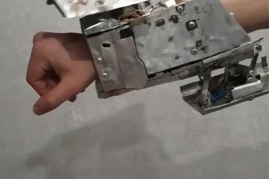 Ngỡ ngàng chàng trai tự chế găng tay Iron Man giống như phim