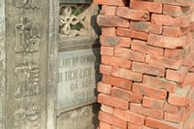 Di tích “cấm vi phạm” thành bãi thải của súc vật