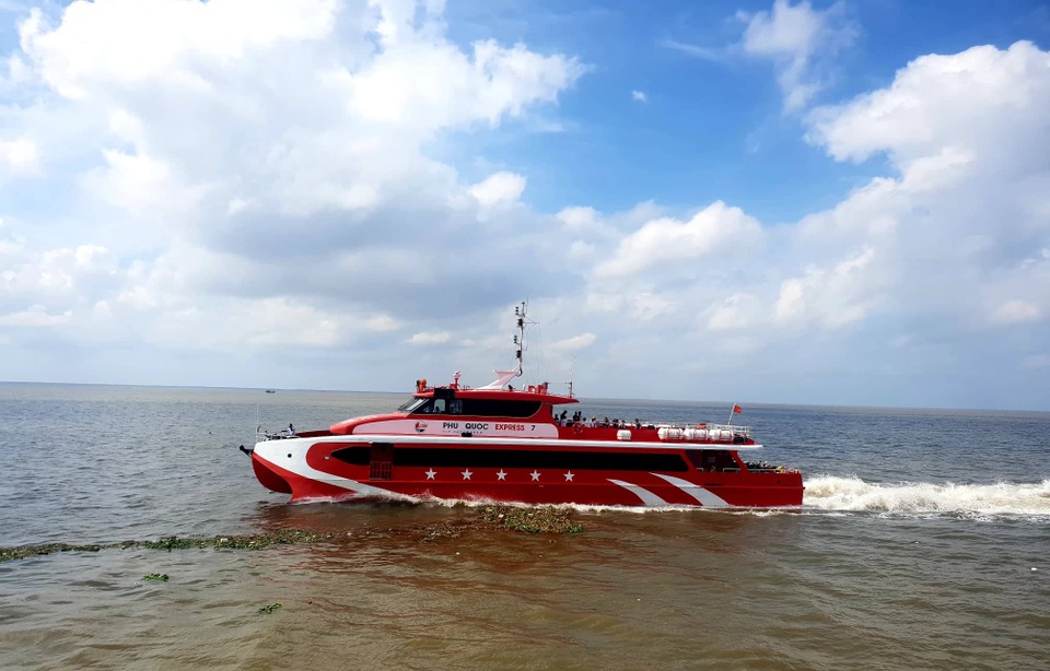 Tàu cao tốc tạm dừng hành trình, quay đầu cứu 4 người trôi dạt trên biển - 1 Tàu cao tốc tạm dừng hành trình, quay đầu cứu 4 người trôi dạt trên biển - 1