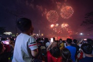 Biển người kẹt cứng, chôn chân tìm lối về sau lễ bắn pháo hoa dịp giỗ Tổ