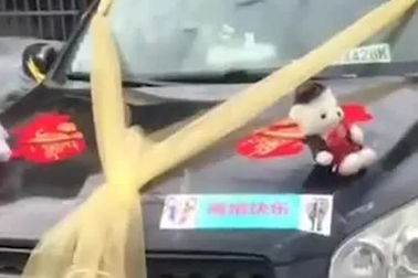 Ly hôn, người đàn ông tổ chức ăn mừng hoành tráng không khác gì đám cưới