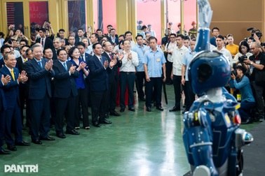 Tổng Bí thư và Thủ tướng cùng xem màn chào mừng của robot Việt