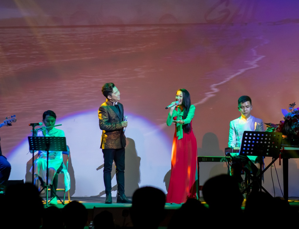 Ca sĩ Quốc Đại: Khán giả đã yêu thích nhạc quê hương thì ít khi nào bỏ - 2 Ca sĩ Quốc Đại: Khán giả đã yêu thích nhạc quê hương thì ít khi nào bỏ - 2