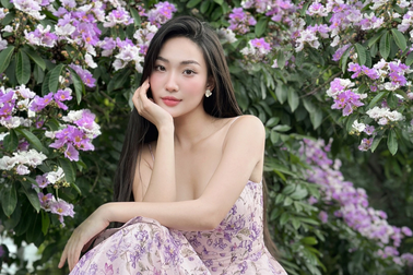 Bí kíp của Gen Z để có ảnh "đẹp lung linh" bên hoa bằng lăng