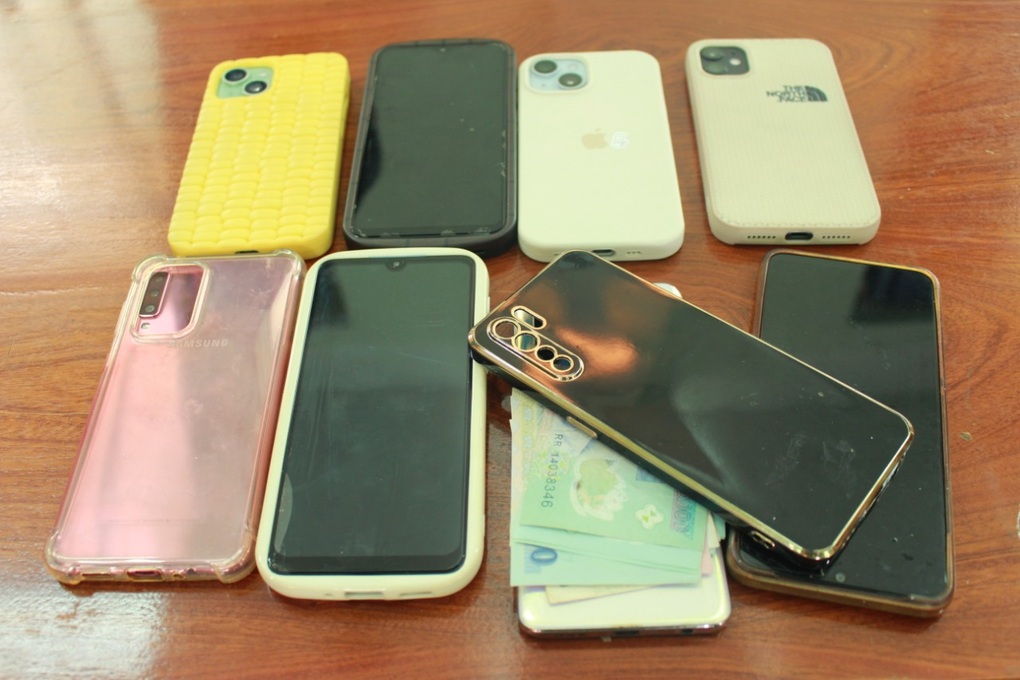 Dàn cảnh móc 9 chiếc điện thoại tại lễ tốt nghiệp ở Trường Đại học Sài Gòn - 2 Dàn cảnh móc 9 chiếc điện thoại tại lễ tốt nghiệp ở Trường Đại học Sài Gòn - 2
