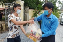 Trao hỗ trợ nhu yếu phẩm tới người lao động đang giãn cách xã hội