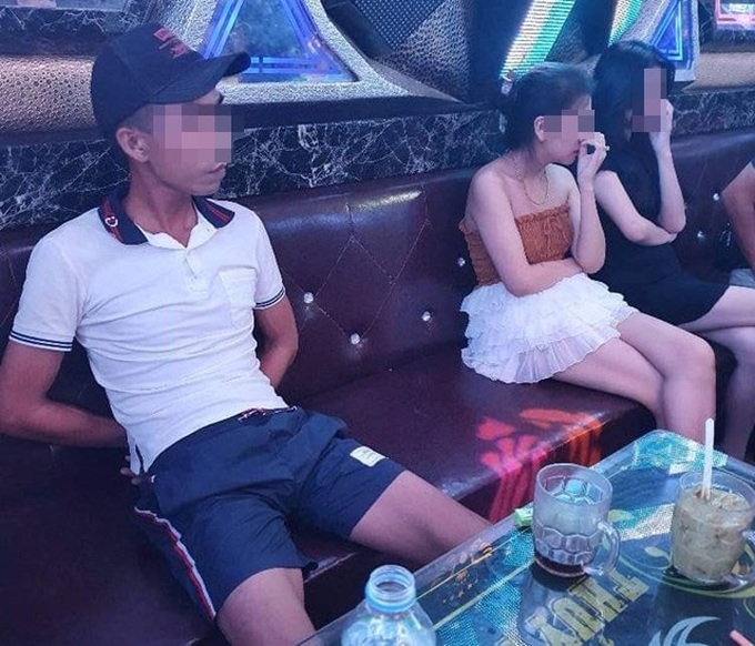 Lực lượng chức năng TP Đông Hà phát hiện nhóm thanh niên nam nữ sử dụng trái phép chất ma tuý bên trong phòng karaoke