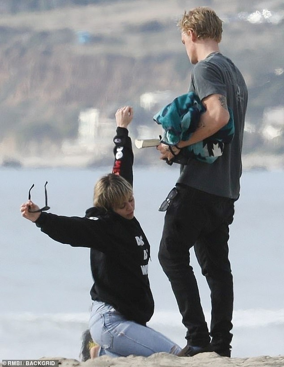 Miley Cyrus tình tứ bồ trẻ trên biển - 5