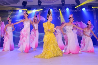 Linh Nga nổi bật trong Heritage Night