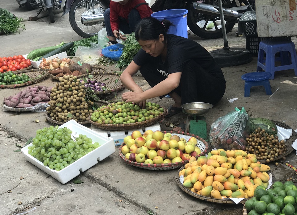 Xoài mini Trung Quốc về ngập chợ, dân buôn bán cả tạ mỗi ngày - 3 Xoài mini Trung Quốc về ngập chợ, dân buôn bán cả tạ mỗi ngày - 3