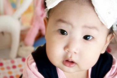 Cận cảnh cô con gái bụ bẫm của Kim Hee Sun