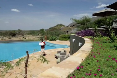 Bể bơi vô cực nằm giữa công viên hoang dã Châu Phi