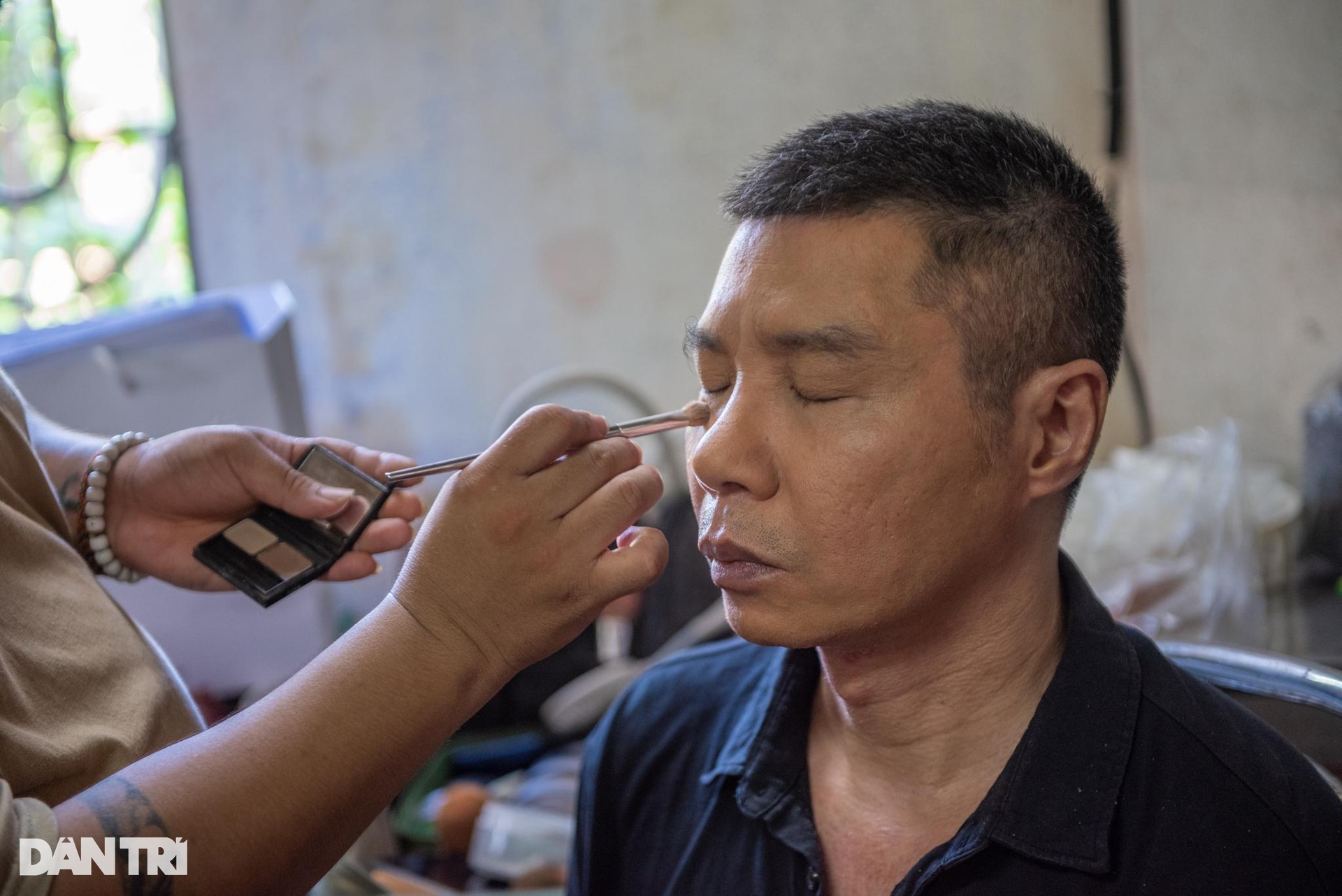 NSND Công Lý ăn cơm hộp, xúc động đọc kịch bản vào vai bố vợ khó tính - 3 NSND Công Lý ăn cơm hộp, xúc động đọc kịch bản vào vai bố vợ khó tính - 3