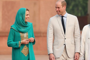 Máy bay chở Hoàng tử William và Công nương hạ cánh bất thành 2 lần