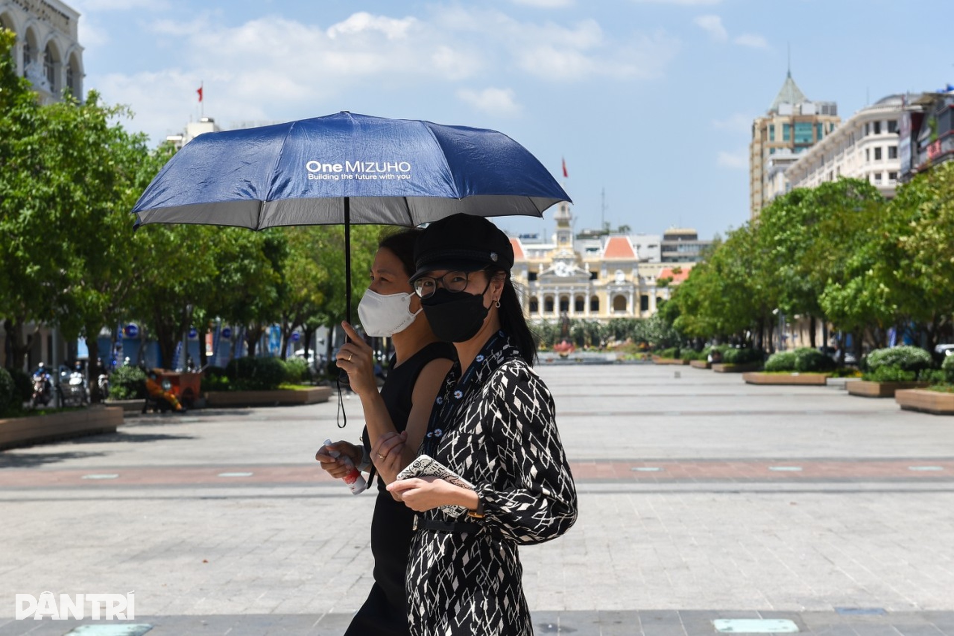 Người dân TPHCM chật vật dưới nắng nóng gần 40 độ C ngày đầu hè - 11 Người dân TPHCM chật vật dưới nắng nóng gần 40 độ C ngày đầu hè - 11