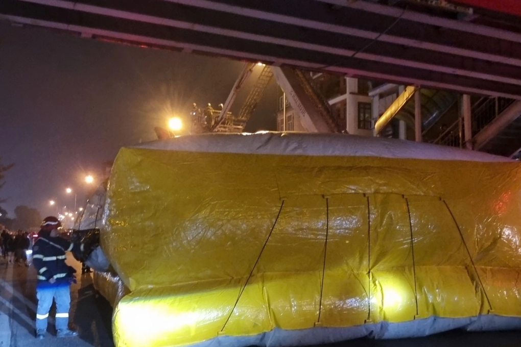 Vụ thanh niên nằm trên mái cầu vượt ở Hà Nội: Do trục trặc với vợ ngày 8/3? - 3 Vụ thanh niên nằm trên mái cầu vượt ở Hà Nội: Do trục trặc với vợ ngày 8/3? - 3