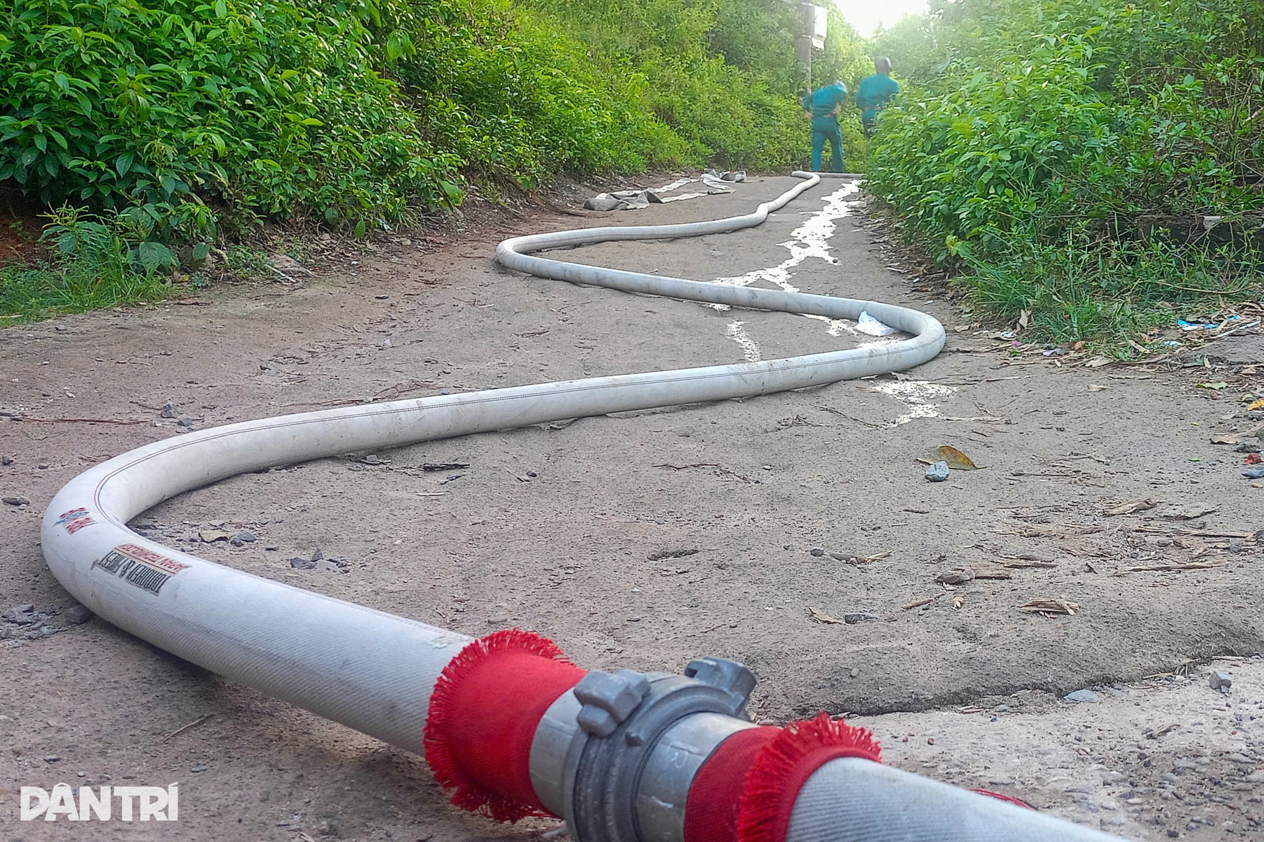 Cháy xưởng cơ khí kèm tiếng nổ lớn, cảnh sát kéo 500m đường ống để dập lửa - 2