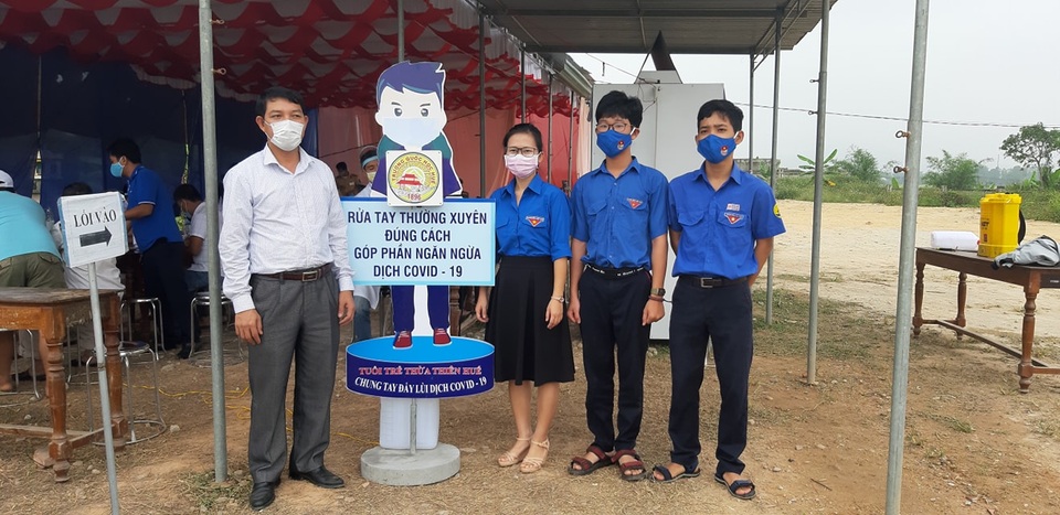 Học sinh Quốc học Huế làm máy sát khuẩn tự động tặng chốt kiểm tra y tế - 2 Học sinh Quốc học Huế làm máy sát khuẩn tự động tặng chốt kiểm tra y tế - 2