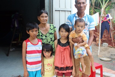 Mẹ mất, cha bỏ đi, 4 con nhỏ sống lay lắt từng ngày