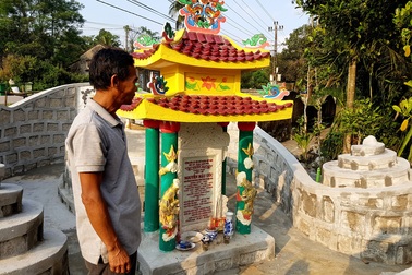 Xẻ khu mộ liệt sĩ để làm đường vào nhà