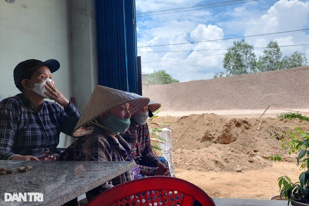 Thi công quốc lộ 19 ì ạch, dân khốn khổ vì không có lối đi - 5 Thi công quốc lộ 19 ì ạch, dân khốn khổ vì không có lối đi - 5