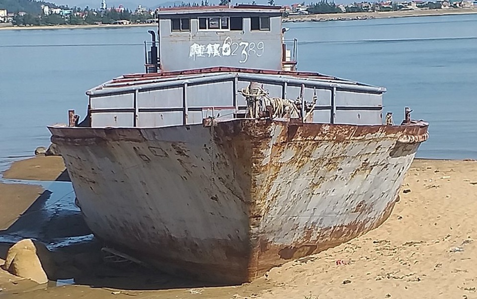 Bán đấu giá tàu có chữ nước ngoài vô chủ dạt vào biển Hà Tĩnh - 2 Bán đấu giá tàu có chữ nước ngoài vô chủ dạt vào biển Hà Tĩnh - 2