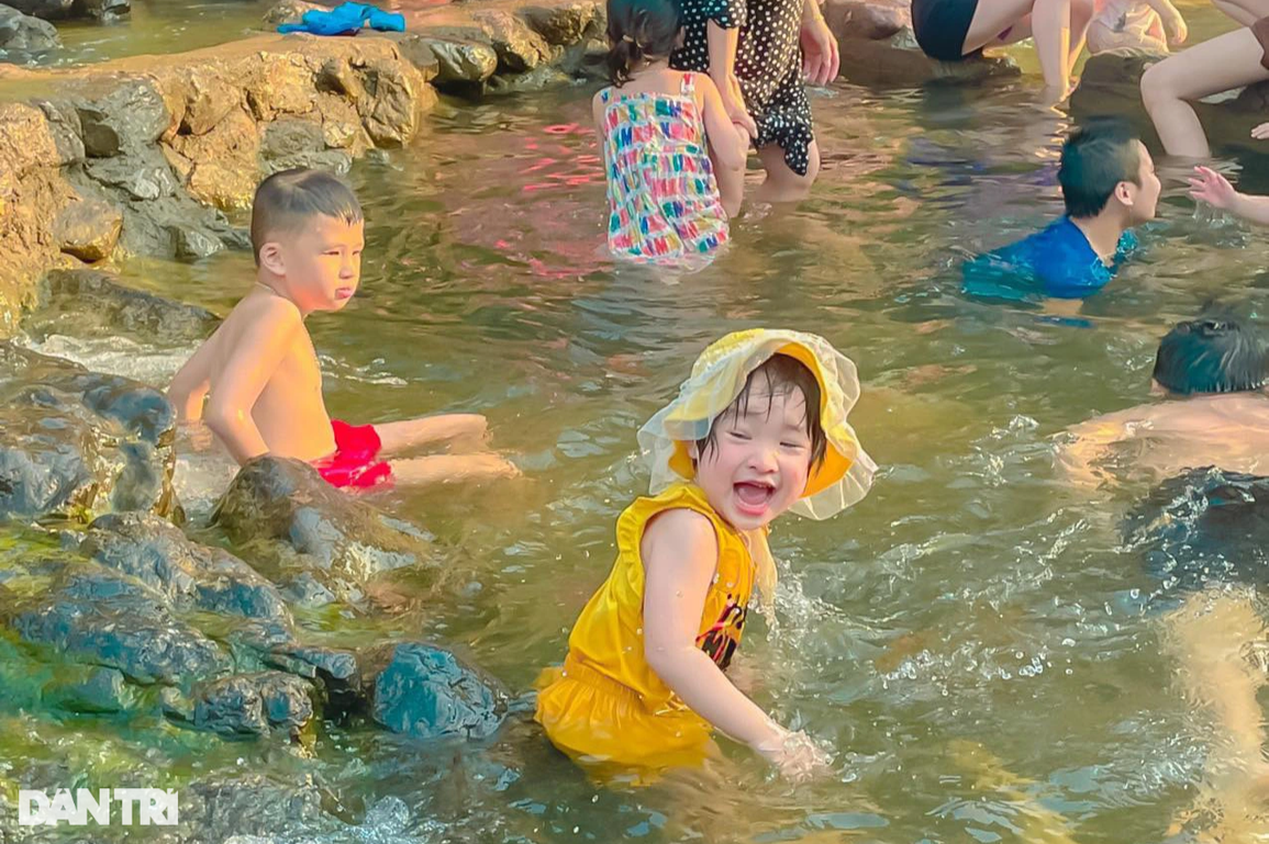 Chiêm ngưỡng dòng suối cá vàng độc đáo ở miền Tây xứ Nghệ - 6 Chiêm ngưỡng dòng suối cá vàng độc đáo ở miền Tây xứ Nghệ - 6
