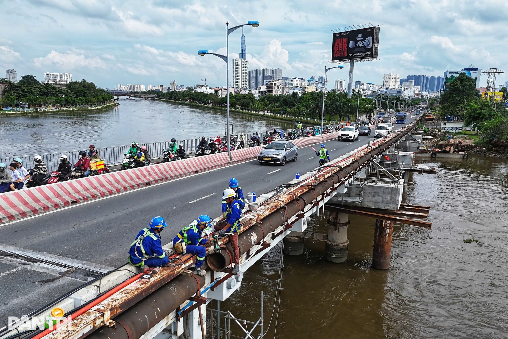 Cận cảnh ngày đầu cấm ô tô qua cầu Bình Triệu 1 ở TPHCM - 1 Cận cảnh ngày đầu cấm ô tô qua cầu Bình Triệu 1 ở TPHCM - 1