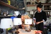 Đôi bạn thân cùng đi bộ đội, khởi nghiệp với đèn ngủ tỏa hương trầm