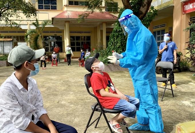 Nhân viên y tế lấy mẫu xét nghiệm cho học sinh tại Trường Tiểu học Bùi Dự (phường Hoa Lư, TP. Pleiku). Ảnh baogialai.com.vn