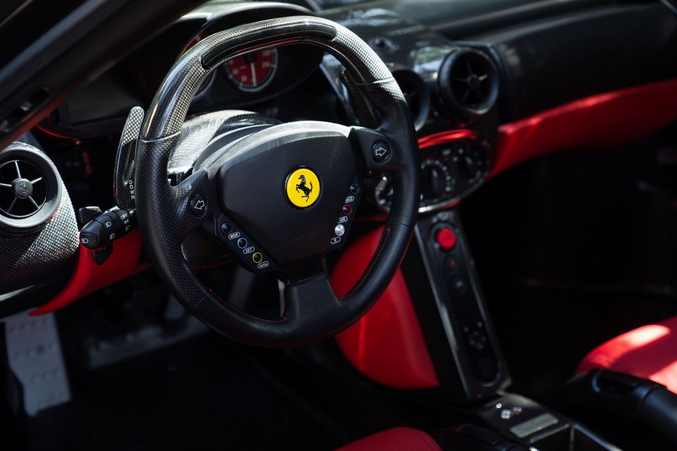 Soi chi tiết siêu xe Ferrari Enzo vừa lập kỷ lục bán đấu giá trực tuyến - 16 Soi chi tiết siêu xe Ferrari Enzo vừa lập kỷ lục bán đấu giá trực tuyến - 16