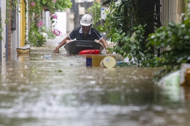 Người dân Hà Nội bơi xuồng đi mua trứng không được quả nào, rau đắt gấp 3