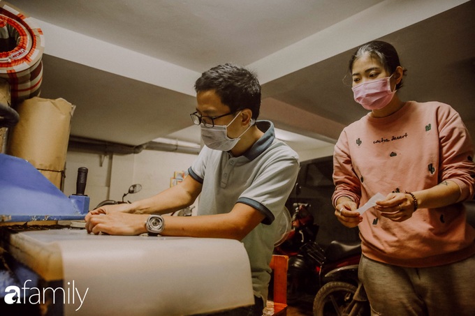 Thợ đồ da làm "tai giả" chống lại cơn đau vành tai khi phải đeo khẩu trang nhiều giờ, sản phẩm nhỏ gửi tặng cho hàng nghìn y bác sĩ tuyến đầu chống dịch - Ảnh 3. Thợ đồ da làm "tai giả" chống lại cơn đau vành tai khi phải đeo khẩu trang nhiều giờ, sản phẩm nhỏ gửi tặng cho hàng nghìn y bác sĩ tuyến đầu chống dịch - Ảnh 3.