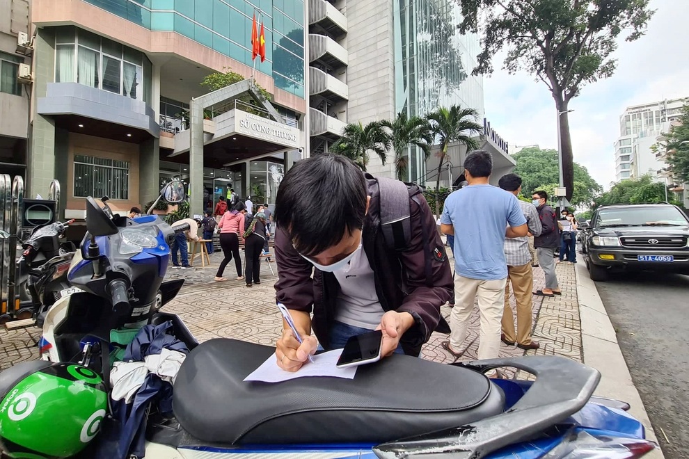 TPHCM: Xếp hàng 50 m lấy giấy đi đường, doanh nghiệp kiến nghị quét mã QR - 3 TPHCM: Xếp hàng 50 m lấy giấy đi đường, doanh nghiệp kiến nghị quét mã QR - 3