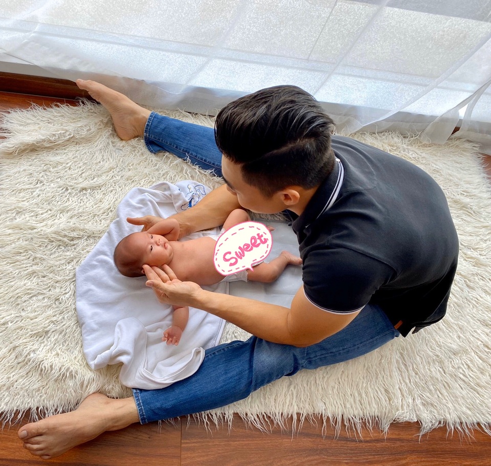 Quốc Cơ dạy con trai 4 tuổi giặt quần áo trong những ngày tránh dịch - 9 Quốc Cơ dạy con trai 4 tuổi giặt quần áo trong những ngày tránh dịch - 9