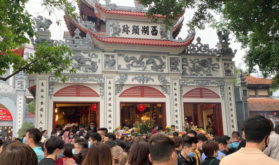 Hàng nghìn người chen chân đội lễ, dâng hương ở Phủ Tây Hồ mùng 1 âm lịch - 9 Hàng nghìn người chen chân đội lễ, dâng hương ở Phủ Tây Hồ mùng 1 âm lịch - 9