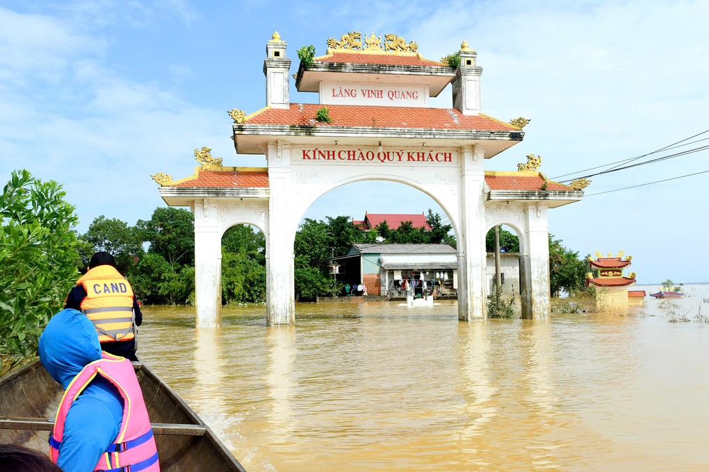Người mẹ khóc ngất bên thi thể 2 con đuối nước ngay trong sân nhà - 3 Người mẹ khóc ngất bên thi thể 2 con đuối nước ngay trong sân nhà - 3