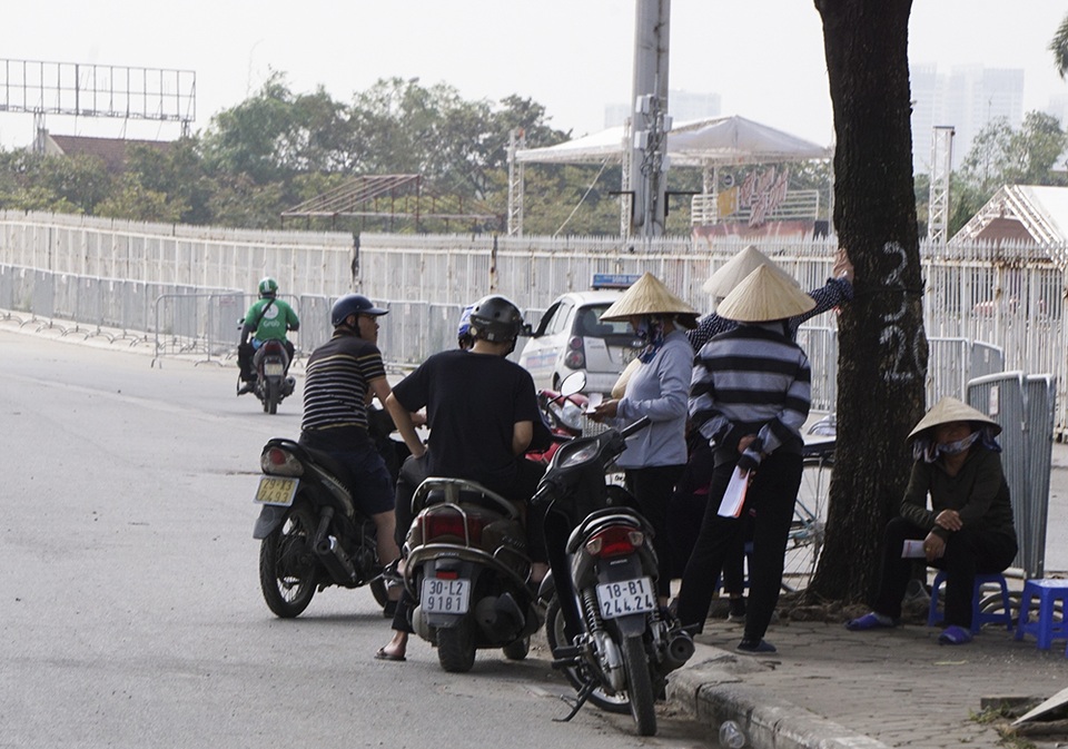 Vé chợ đen trận Việt Nam – Thái Lan: Dân phe “thổi giá” 7 triệu đồng/cặp - 5 Vé chợ đen trận Việt Nam – Thái Lan: Dân phe “thổi giá” 7 triệu đồng/cặp - 5