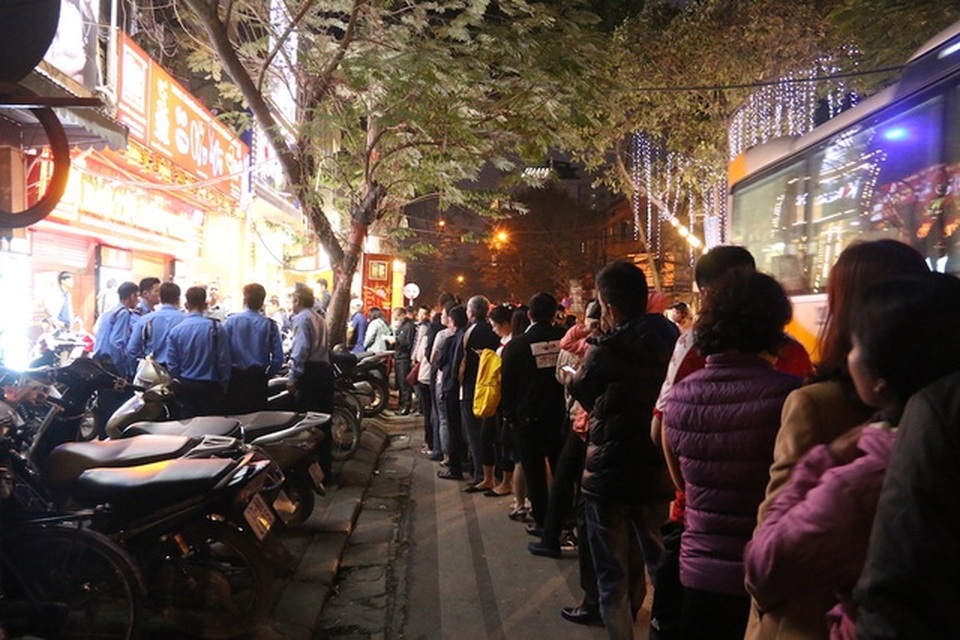 Đổ xô mua vàng ngày vía Thần tài: Mất tiền vì tâm lý đám đông mù quáng - 3