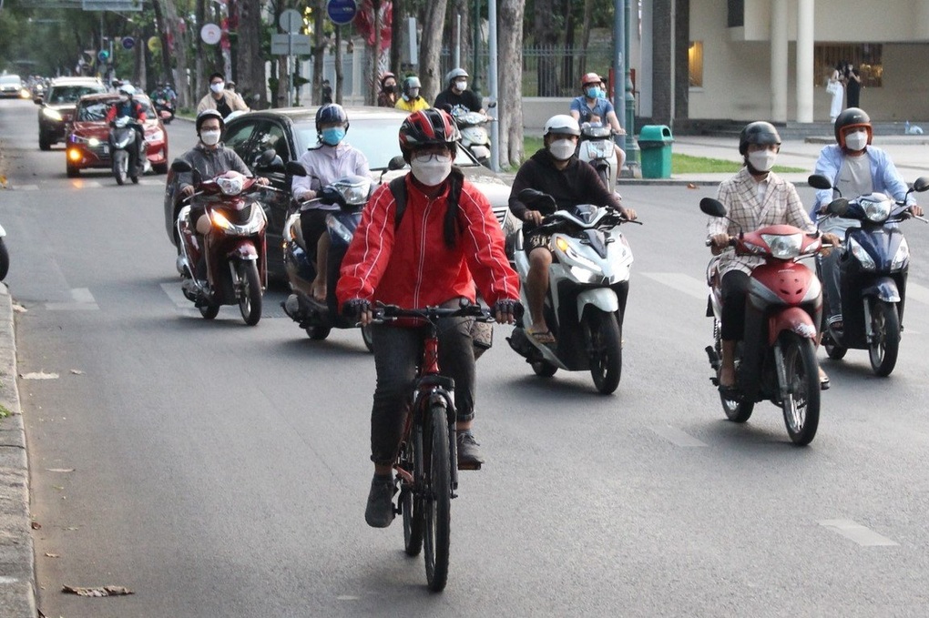 Ngại đổ xăng, dân văn phòng ở TPHCM người nghỉ việc, người đạp xe đi làm - 2 Ngại đổ xăng, dân văn phòng ở TPHCM người nghỉ việc, người đạp xe đi làm - 2
