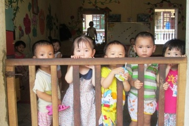 Nắng nóng, trẻ mầm non, tiểu học “cố thủ” trong nhà 