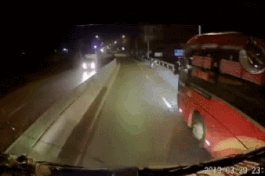 Xe khách vượt ẩu, tạt đầu xe tải suýt gây tai nạn nghiêm trọng