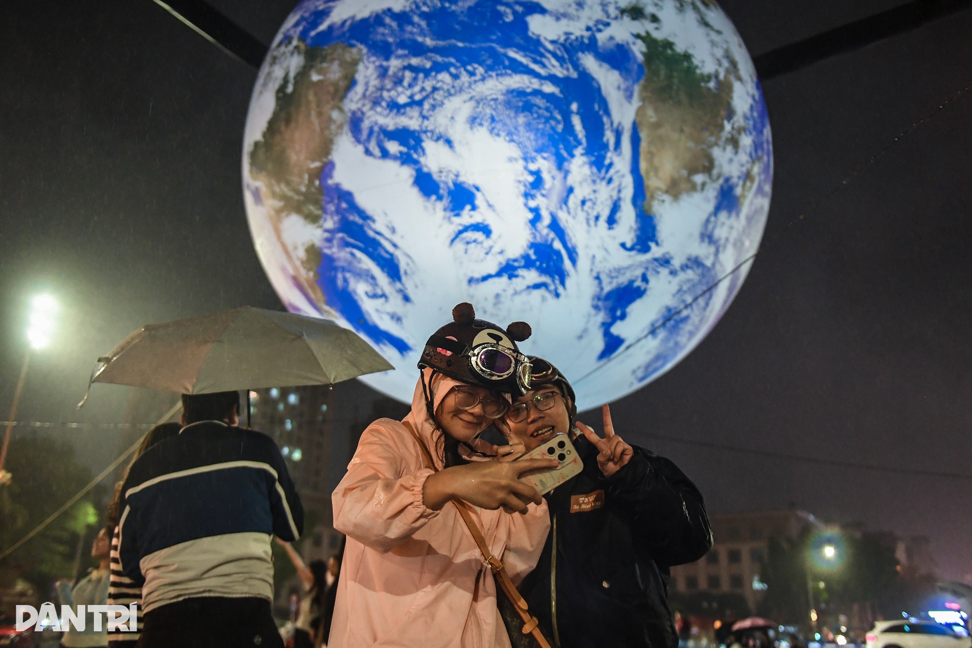 Giới trẻ đội mưa chiêm ngưỡng mô hình Trái Đất khổng lồ tại Hà Nội - 12
