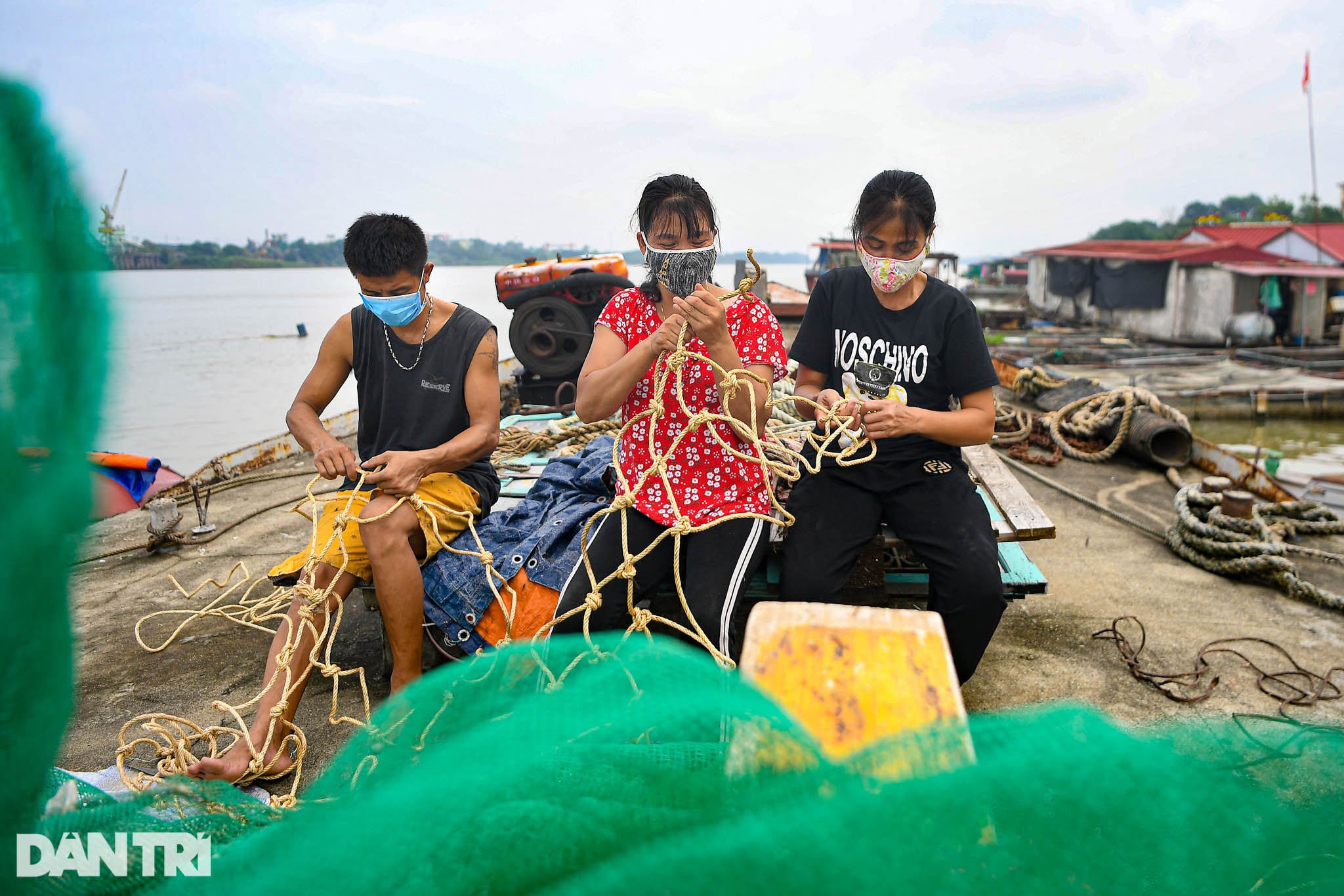 Chạy xuồng hơi dọc sông Hồng trao quà tới tận tay người dân nghèo làng chài - 7 Chạy xuồng hơi dọc sông Hồng trao quà tới tận tay người dân nghèo làng chài - 7